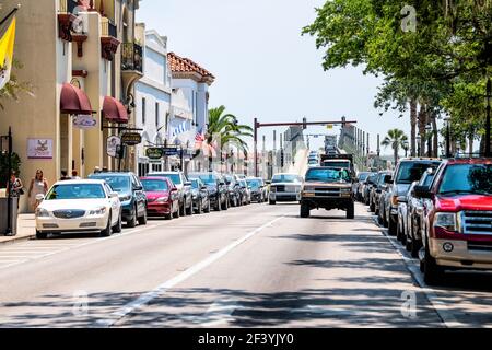 St. Augustine, USA - 10. Mai 2018: Menschen einkaufen auf Florida City Cathedral Place Straße Bürgersteig von Restaurants, Cafés Geschäfte von b Stockfoto