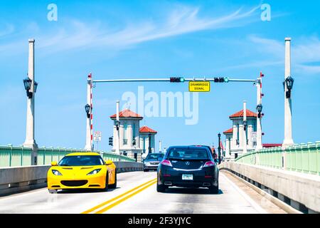 St. Augustine, USA - 10. Mai 2018: Draw Bridge of Lions Bascule Drawbridge, Florida am Intracoastal Waterway von Anastasia Island im Sommer mit Traf Stockfoto