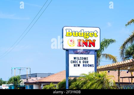 St. Augustine, USA - Mai 10, 2018: Budget Inn Hotel Motel Schild an tropischen Florida Insel Stadt im Sommer mit Anzeige für freie Zimmer und neue Zimmer Stockfoto