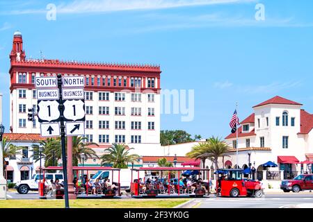 St. Augustine, USA - 10. Mai 2018: Menschen auf geführten Trolley-Straßenbahn-Autotour mit europäischer spanischer Kolonialarchitektur in Florida Stadt Stockfoto