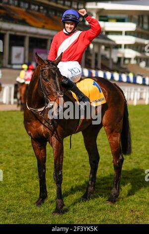 Rachael Blackmore feiert nach dem Reiten Allaho, um die Ryanair Chase auf Cheltenham Rennbahn während des dritten Tages des Cheltenham Festival auf Cheltenham Rennbahn zu gewinnen. Bilddatum: Donnerstag, 18. März 2021. Stockfoto