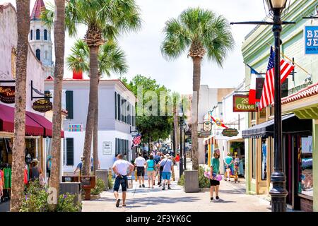 St. Augustine, USA - 10. Mai 2018: St George Street mit Menschen einkaufen zu Fuß durch Geschäfte Geschäfte und Restaurants in der Innenstadt der Altstadt von Florida Stadt Stockfoto