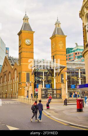 Personen außerhalb Liverpool Street Station, London, Großbritannien 2020. Stockfoto