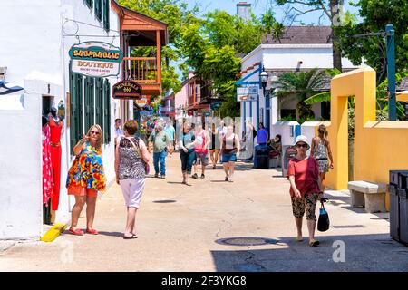 St. Augustine, USA - 10. Mai 2018: Menschen zu Fuß und Einkaufen in Florida St George Street an sonnigen Sommertag von Geschäften Geschäfte und Restaurants in alten Stockfoto
