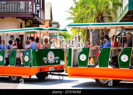 St. Augustine, USA - 10. Mai 2018: Menschen in der Altstadt Florida Colonial Viertel auf Tour Guide Bus Trolley in der historischen Stadt am Sommer sonnig heiß d Stockfoto