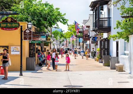 St. Augustine, USA - 10. Mai 2018: Menschen zu Fuß und Einkaufen in Florida Stadt St George Street am Sommertag von Geschäften Geschäften Geschäfte und Restaurants in alten T Stockfoto