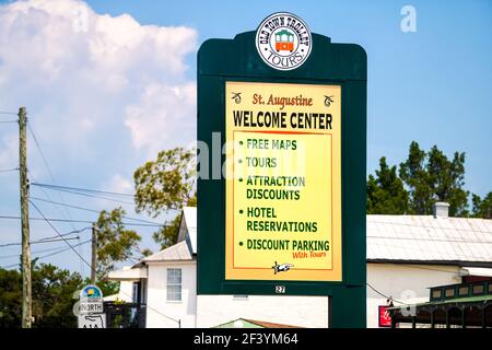 St. Augustine, USA - Mai 10, 2018: Welcome Center Richtungsschild für kostenlose Karten, Touren Hotelreservierungen, Parkplatz in der historischen Altstadt von Spanis Stockfoto