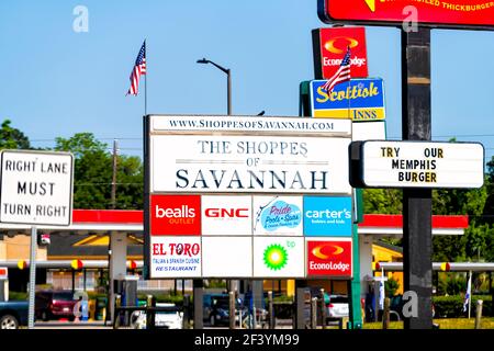 Savannah, USA - 10. Mai 2018: Outdoor-Strip-Einkaufszentrum der Shoppes of Savannah, Georgia mit Plakatwand Schild für Geschäfte Geschäfte und lokalen Restaurant Stockfoto