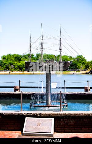 Savannah, USA - 11. Mai 2018: Nationaler maritimer Tag Gedenkfeier von 1992 am Segelboot Schiff Statue Skulptur Denkmal an der River Street der Altstadt Rive Stockfoto