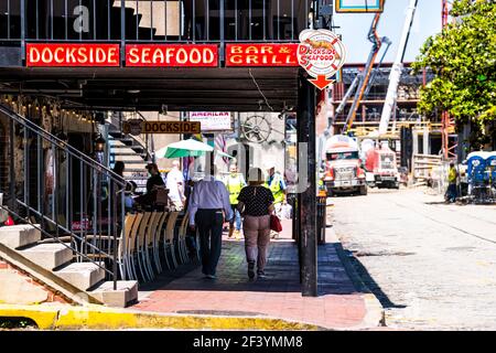 Savannah, USA - 11. Mai 2018: Old Town River Street in Georgia südliche Altstadt mit Backsteinarchitektur, Geschäften, Menschen von Docksi Stockfoto