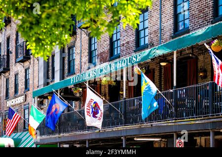 Savannah, USA - 11. Mai 2018: Old Town River Street in Georgia Southern Old Town City mit Fiddlers' Crab House Seafood Restaurant in historischem Ladenlokal Stockfoto