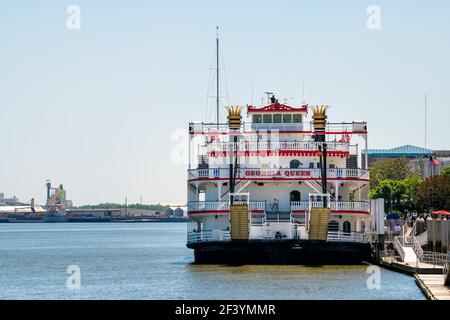 Savannah, USA - 11. Mai 2018: Altstadt Downtown River Street Waterfront mit Georgia Queen Dampfschiff Kreuzfahrtschiff Belles Fähre Zeichen in der südlichen Stadt CI Stockfoto