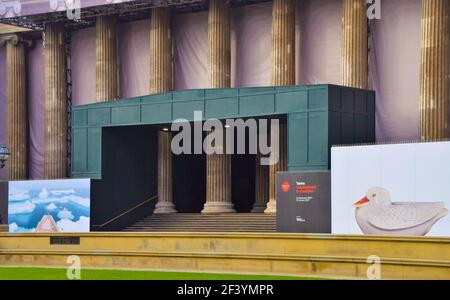 London, Großbritannien 27th. November 2020. Außenansicht des Haupteingangs des British Museum, wird renoviert. Stockfoto