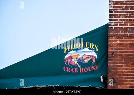 Savannah, USA - 11. Mai 2018: Old Town River Street in Georgia Southern Old Town City mit Fiddlers' Crab House Seafood Restaurant Schild Stockfoto
