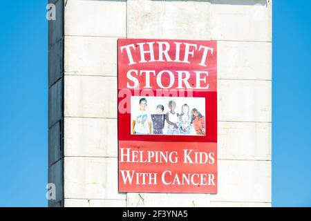 Charleston, USA - 11. Mai 2018: Georgia Highway 526 Straßenschild für Kinderkrebsgesellschaft Sparmarkt Zeichen für Fundraising Geld Fonds für die Hilfe Stockfoto