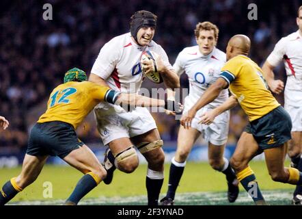 ENGLAND GEGEN AUSTRALIEN BEI TWICKENHAM DANNY GREWCOCK UND MATT GITEAU 27/11/2004 BILD DAVID ASHDOWNRUGBY ENGLAND Stockfoto