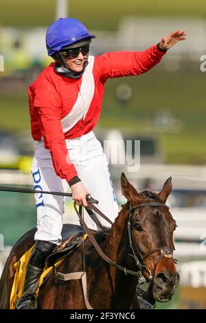 Rachael Blackmore feiert nach dem Reiten Allaho, um die Ryanair Chase während des dritten Tages des Cheltenham Festival auf Cheltenham Rennbahn zu gewinnen. Bilddatum: Donnerstag, 18. März 2021. Stockfoto