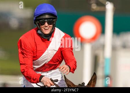 Rachael Blackmore feiert nach dem Reiten Allaho, um die Ryanair Chase auf Cheltenham Rennbahn während des dritten Tages des Cheltenham Festival auf Cheltenham Rennbahn zu gewinnen. Bilddatum: Donnerstag, 18. März 2021. Stockfoto