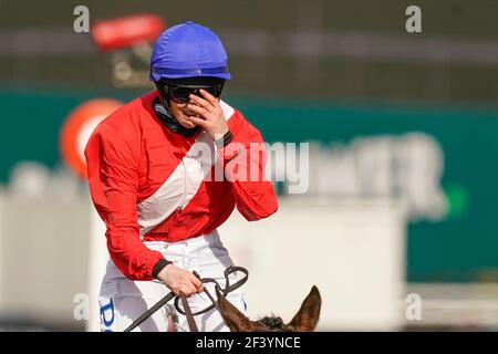 Rachael Blackmore feiert nach dem Reiten Allaho, um die Ryanair Chase auf Cheltenham Rennbahn während des dritten Tages des Cheltenham Festival auf Cheltenham Rennbahn zu gewinnen. Bilddatum: Donnerstag, 18. März 2021. Stockfoto