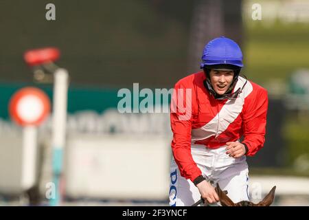 Rachael Blackmore feiert nach dem Reiten Allaho, um die Ryanair Chase auf Cheltenham Rennbahn während des dritten Tages des Cheltenham Festival auf Cheltenham Rennbahn zu gewinnen. Bilddatum: Donnerstag, 18. März 2021. Stockfoto