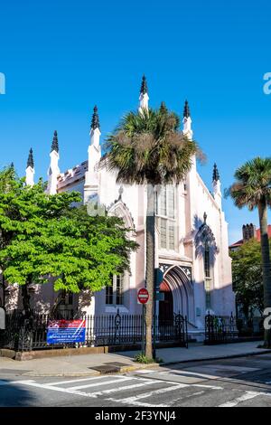 Charleston, USA - 12. Mai 2018: Altstadt-Innenstadt in South Carolina Stadt mit Französisch hugenotten protestantischen Kirche Wiederbelebung gotische Architektur w Stockfoto