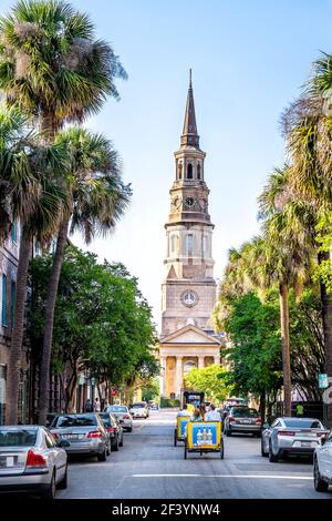 Charleston, USA - 12. Mai 2018: Südliche Innenstadt Altstadt Französische Viertel Stadt von St. Philip's bischöflichen Kirchturm Kirche, Menschen Reiten Tour rick Stockfoto