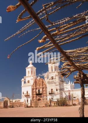 San Xavier del Bac Mission außerhalb Tucson, Arizona repräsentiert den klassischen spanischen Stil der Architektur während des späten 17th und frühen 18th Jahrhunderts. Stockfoto