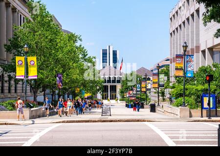 Raleigh, USA - 12. Mai 2018: North Carolina Museum für Naturwissenschaften und Geschichte in der Innenstadt mit Schulausflug Menschen durch staatliche Gesetzgebung Stockfoto