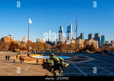 Skyline von Philadelphia, Pennsylvania. Von der Treppe vor dem Museum of Art. Auch bekannt als die Rocky Steps Stockfoto