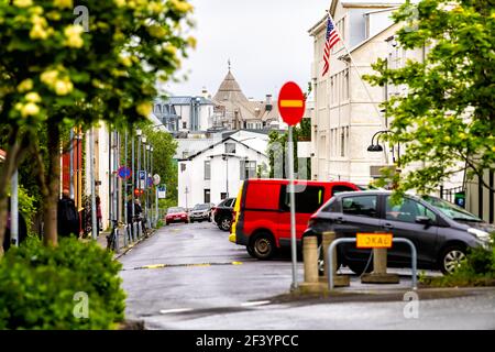 Reykjavik, Island - 19. Juni 2018: Ruhige Gassenstraße im Stadtzentrum und beherbergt Gebäude mit geparkten Autos und Stoppschild Stockfoto