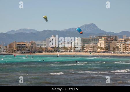 Berlin, Mallorca, Spanien. März 2021, 17th. Ein stromy Tag mit Kitesurfern und Surfern vor der Skyline von Can Pastilla und den Bergen am Playa de Palma auf Mallorca. Quelle: John-Patrick Morarescu/ZUMA Wire/Alamy Live News Stockfoto