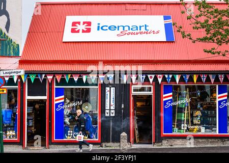 Reykjavik, Island - 19. Juni 2018: Menschen zu Fuß einkaufen auf Laugavegur Straße Bürgersteig bei Icemart Souvenirs Shop Geschenkladen in der Innenstadt Stockfoto