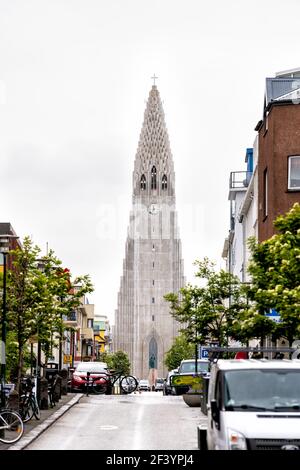 Reykjavik, Island - 19. Juni 2018: Blick von der Straße Skolavordustigur auf die berühmte lutherische Kirche von Hallgrimskirkja in der Innenstadt in Sh Stockfoto