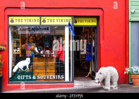 Reykjavik, Island - 19. Juni 2018: Menschen einkaufen an der Kreuzung der Laugavegur und Bankastaeti Straße im Viking Souvenir- und Geschenkeladen Stockfoto