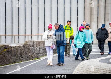 Reykjavik, Island - 19. Juni 2018: Das Paar hält am regnerischen Regentag mit Regenschirm von der lutherischen Kirche Hallgrimskirkja in d Stockfoto