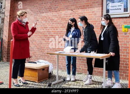 Berlin, Deutschland. März 2021, 18th. Franziska Giffey (l.), Landesvorsitzende der Berliner SPD, zeigt den Abiturienten des Ernst-Abbe-Gymnasiums heute ihren Corona-Schnelltest. Die Schülerinnen wurden von Medizinstudenten geleitet und können nun erklären, wie man den Corona-Selbsttest selbst durchführt. Quelle: Annette Riedl/dpa-Pool/dpa/Alamy Live News Stockfoto