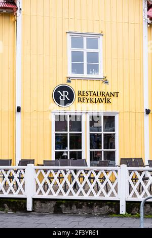 Reykjavik, Island - 19. Juni 2018: Straße in der Innenstadt von District Center und gelb lebendige bunte Haus Gebäude Restaurant außen Stockfoto