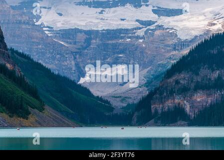 Bootsfahrer auf Lake Louise mit Victoria Mountain im Hintergrund. Stockfoto