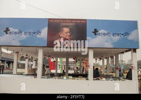 Allgemeine Ansicht der Amar Ekushey Buchmesse.eingeweiht durch Premierminister Sheikh Hasina, Amar Ekushey Buchmesse-2021 in der Hauptstadt Bangla Akademie und Suhrawardy Udyan bleiben bis April geöffnet. Die diesjährige Buchmesse wurde den Märtyrern des Befreiungskrieges von Bangladesch 1971 gewidmet. Das Hauptthema ist "Geburt des hundertjährigen Jubiläums von Bangabandhu Scheich Mujibur Rahman und Goldenes Jubiläum der Unabhängigkeit". Stockfoto