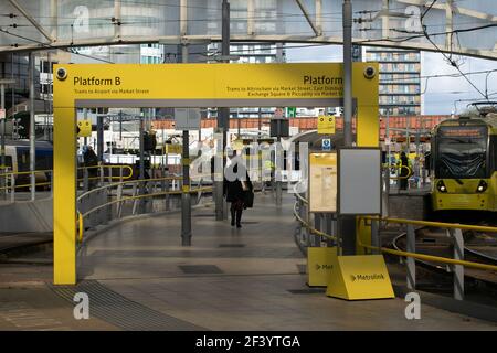 Victoria Straßenbahnhaltestelle mit Frau zu Fuß durch Metrolink Torbogen Plattform B, Manchester, Großbritannien. Stockfoto