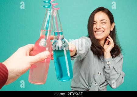 Foto von attraktiven Dame Getränke Cocktails. Trägt graues Hemd, isoliert türkisfarbenen Hintergrund Stockfoto
