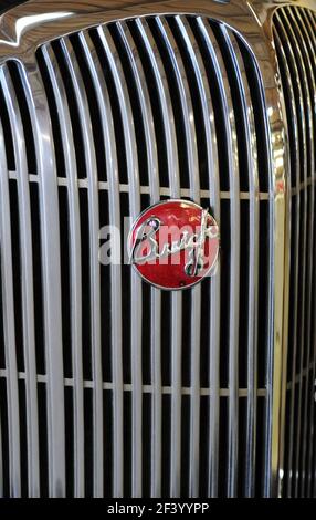 Detail zeigt das Emblem auf dem Chrom Kühlergrill eines klassischen Buick Jahrhundert Automobil. Stockfoto