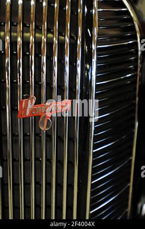 Detail zeigt das Emblem und Chrom-Kühler auf einem klassischen Pontiac Coupé Automobil. Stockfoto
