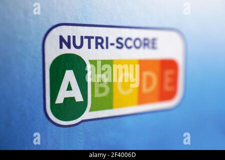 Hannover, 17. März 2021: Close-up Nutri-Score EIN Etikett auf Lebensmittelverpackungen, das Informationen zur Nährstoffqualität gibt Stockfoto