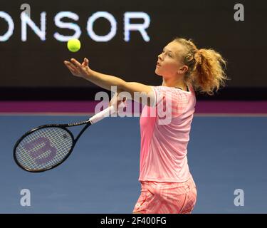 Katerina Siniakova aus Tschechien spielt gegen Margarita Gasparyan aus Russland während des St.Petersburg Ladies Trophy 2021 Tennisturniers in der Sibur Arena. Endergebnis: (Margarita Gasparyan 2-0 Katerina Siniakova) Stockfoto