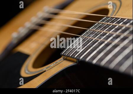 Akustikgitarre aus nächster Nähe. Cover für Online-Kurse, Lernen zu Hause. Stockfoto