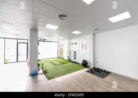 Innenraum der Physiotherapie Klinik mit Ausrüstung für die Rehabilitation. Physikalische Therapie Zentrum. Stockfoto