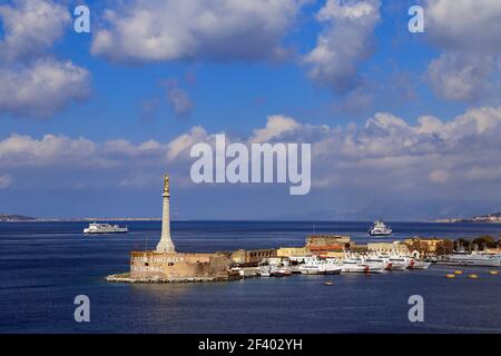 Der Eingang zum Hafen von Messina, mit der goldenen Statue der Madonna della Lettera, Sizilien, Italien Stockfoto