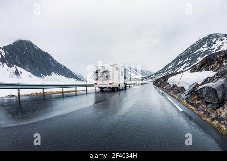 Familienurlaub RV, Urlaub Reise in Wohnmobil. Familienurlaub RV, Urlaubsreise in Wohnmobil, Caravan-Car-Urlaub. Schöne Natur Norwegen Naturlandschaft. Stockfoto