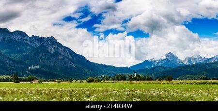 Schöne Naturlandschaft der Alpen. Forggensee und Schwanga. Schöne Naturlandschaft der Alpen. Forggensee und Schwangau, Deutschland, Bayern Stockfoto